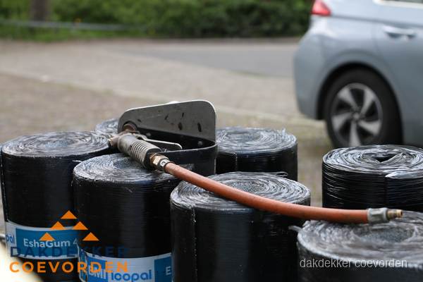 Rollen bitumen dakbedekking EshaGum klaar voor installatie in Coevorden Rollen bitumen dakbedekking EshaGum klaar voor installatie in Coevorden