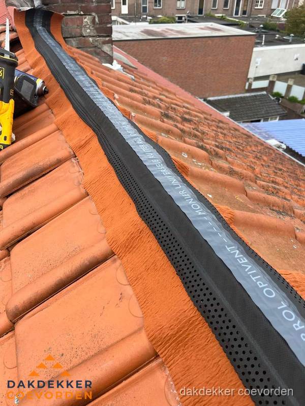 Nokventilatie installeren op hellend pannendak in Coevorden Nokventilatie installeren op hellend pannendak in Coevorden