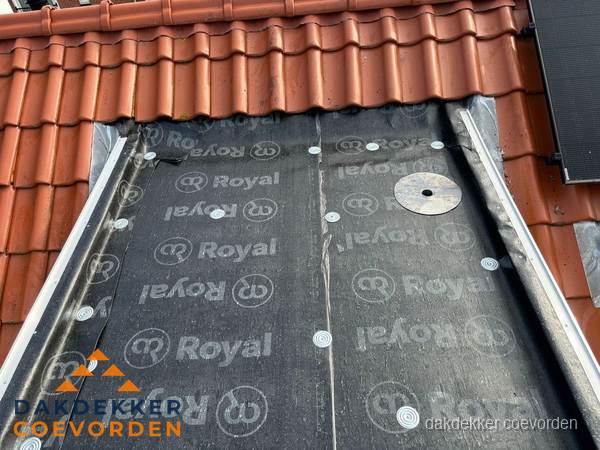 Nieuw dak met dakpannen en Royal onderlaag bij woning in Coevorden Nieuw dak met dakpannen en Royal onderlaag bij woning in Coevorden