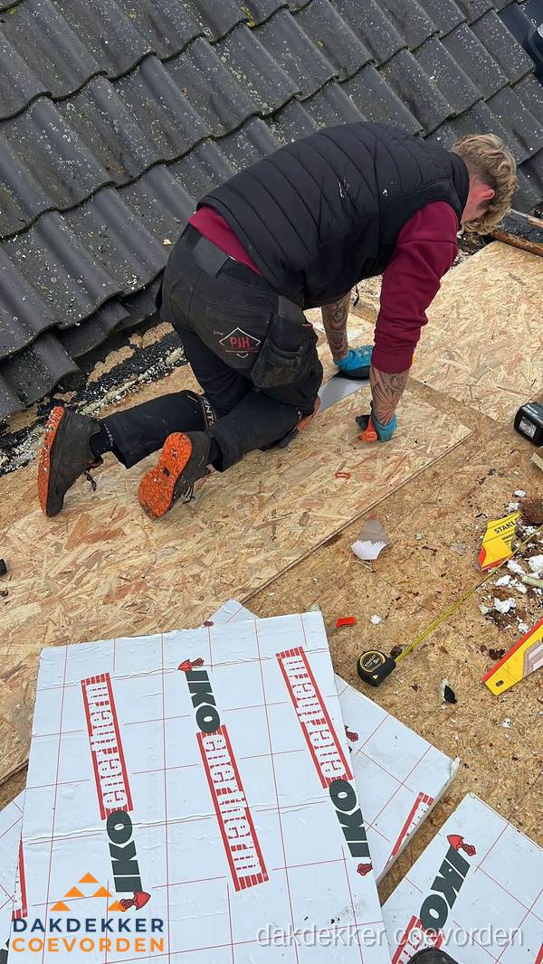 Dakdekker plaatst PIR-isolatieplaten op plat dak in Coevorden Dakdekker plaatst PIR-isolatieplaten op plat dak in Coevorden