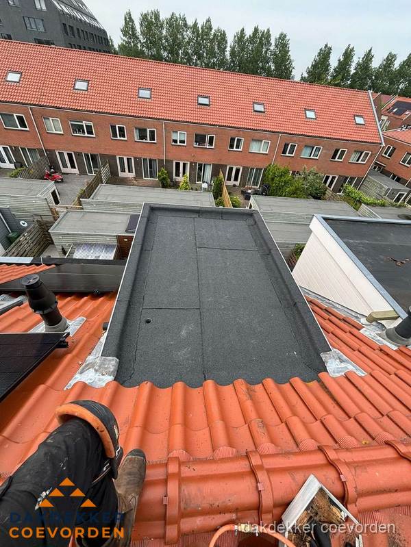 Bitumen dak reparatie op plat dak tussen dakpannen in Coevorden Bitumen dak reparatie op plat dak tussen dakpannen in Coevorden