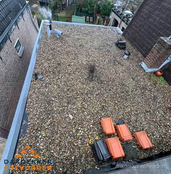 Plat dak met grindballast en dakdoorvoeren in Coevorden Plat dak met grindballast en dakdoorvoeren in Coevorden