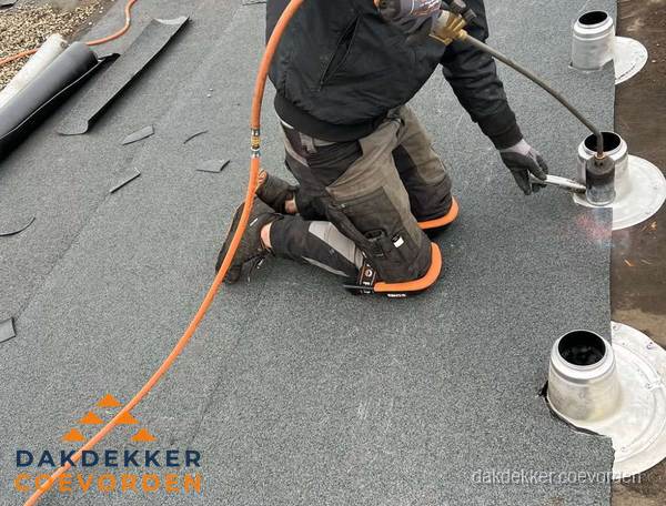 Dakdekker repareert bitumen dakleer bij dakdoorvoer in Coevorden Dakdekker repareert bitumen dakleer bij dakdoorvoer in Coevorden