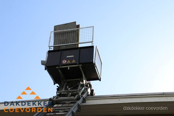 Dakdekkerslift voor materiaal transport bij dakwerkzaamheden in Coevorden Dakdekkerslift voor materiaal transport bij dakwerkzaamheden in Coevorden