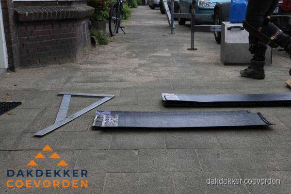 Dakbedekkingsmateriaal en zinkwerk klaargelegd voor reparatie in Coevorden Dakbedekkingsmateriaal en zinkwerk klaargelegd voor reparatie in Coevorden